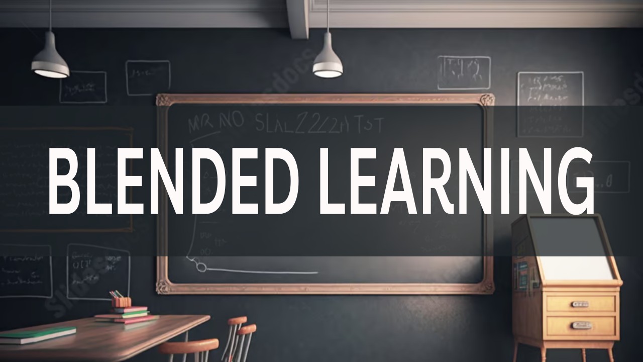 แสดงคำว่า BLENDED LEARNING ลอยอยู่ด้านหลังเป็นรูปกระดาษที่อยู่ในห้องเรียน